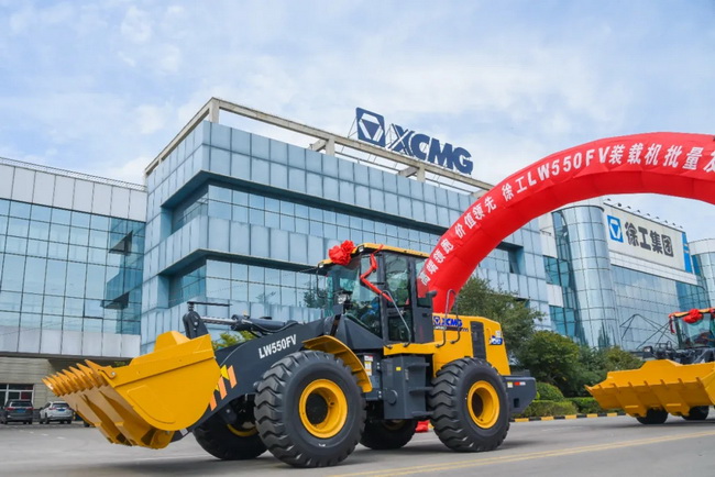 胜游官方网站LW550FV装载机批量发车仪式