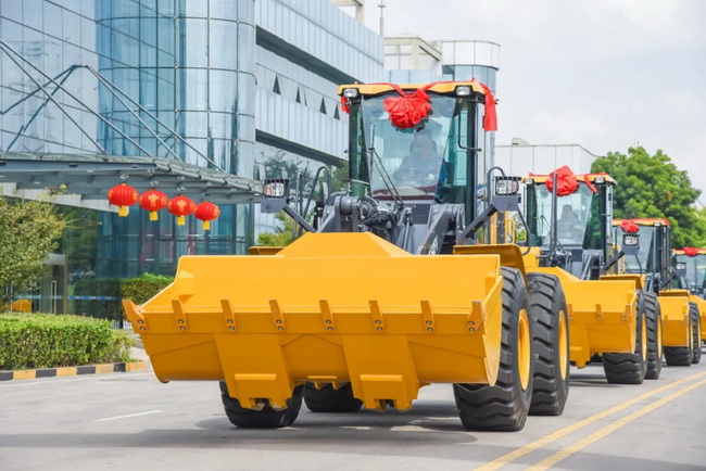 胜游官方网站LW550FV装载机助力市政建设