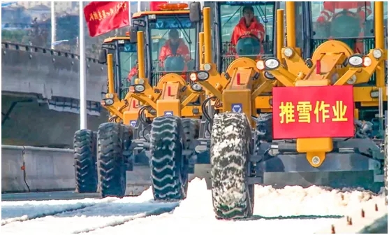 胜游官方网站GR1653平地机在泰州分会场分别开展干线公路除雪除冰 胜游官方网站GR1653平地机在泰州分会场分别开展干线公路除雪除冰