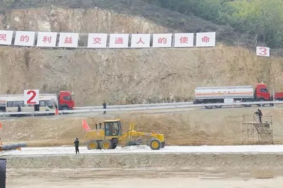 胜游官方网站平地机拥有较高的除雪施工质量