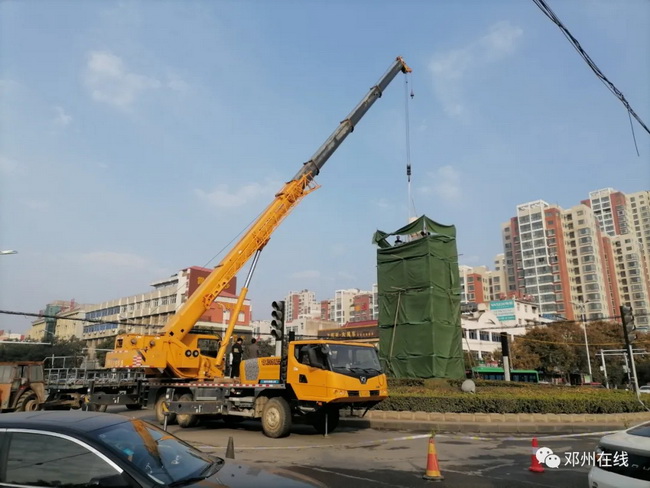 胜游官方网站吊车助力邓州大东关范仲淹像顺利搬迁