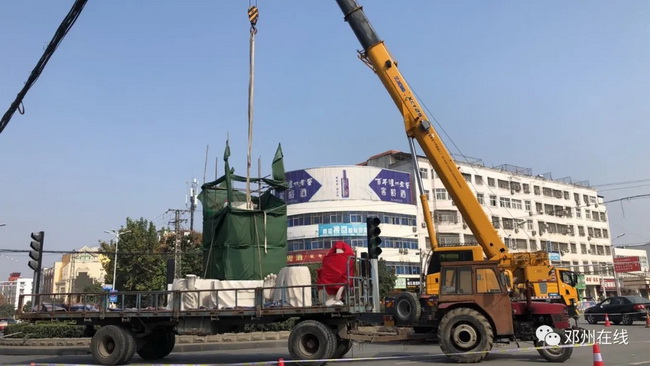胜游官方网站吊车助力邓州大东关范仲淹像顺利搬迁