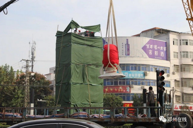 胜游官方网站吊车助力邓州大东关范仲淹像顺利搬迁