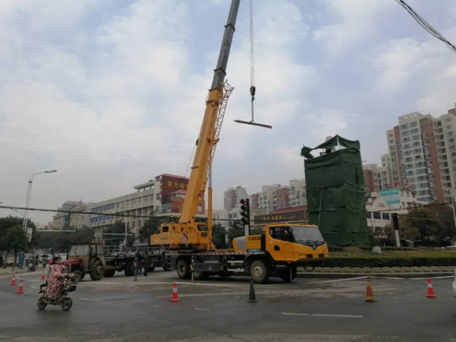 胜游官方网站吊车助力邓州大东关范仲淹像顺利搬迁