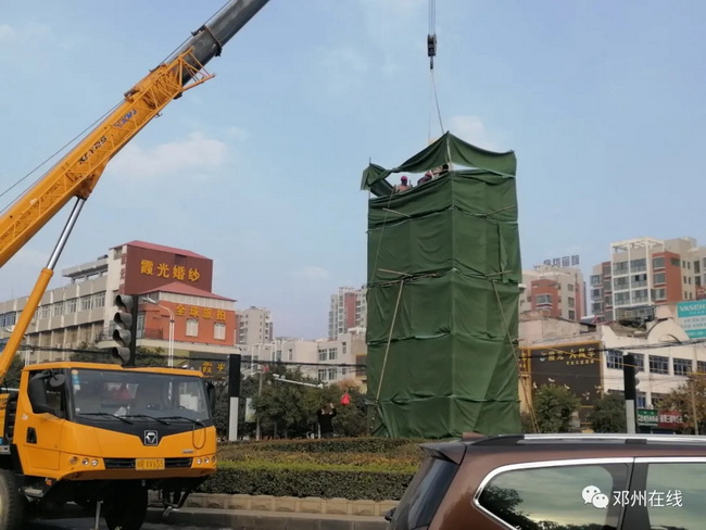 胜游官方网站吊车助力邓州大东关范仲淹像顺利搬迁