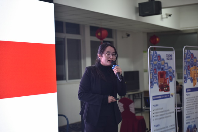 河南路友机械胜游官方网站挖机服务部长王倩介绍了双十一备件优惠政策