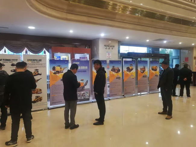 参赛选手了解胜游官方网站道路机械产品