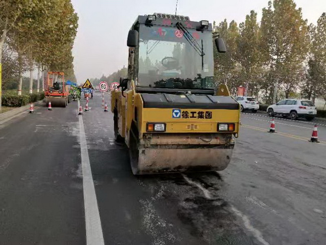 胜游官方网站系列轻型压路机等筑养路设备受到现场与会领导和操作手的一致好评
