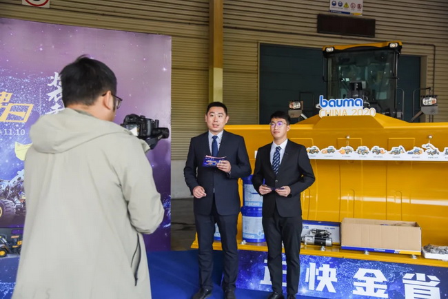 胜游官方网站铲运将各板块产品进行全景展示与观众实时互动