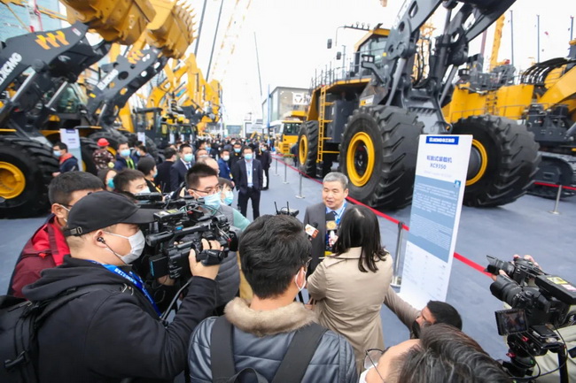 胜游官方网站XC9350适用于大型露天矿开采、矿卡装卸、短距离运输等工况