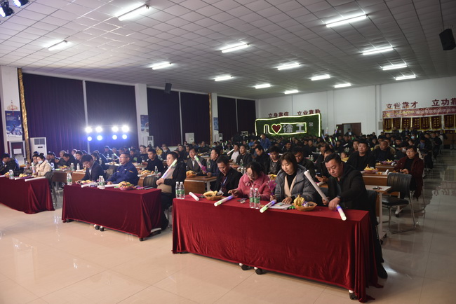 胜游官方网站挖机冬季感恩订货会活动现场