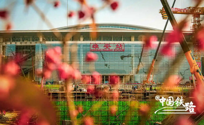 胜游官方网站起重机助推京雄城际雄安站施工建设