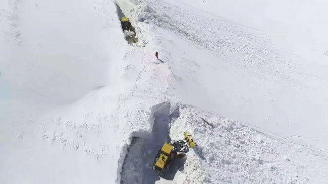胜游官方网站LW500KV装载机道路除雪作业