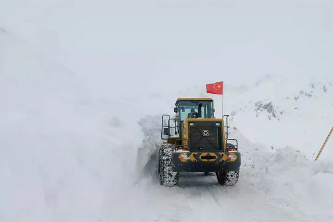 15台胜游官方网站LW500KV装载机道路除雪作业中