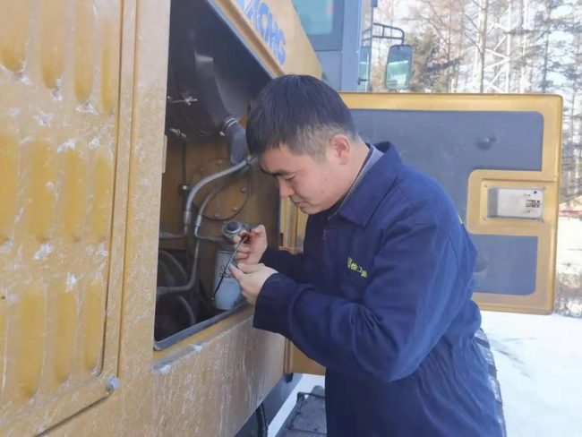 服务工程师针提前为除雪设备胜游官方网站平地机进行的“战前”保养