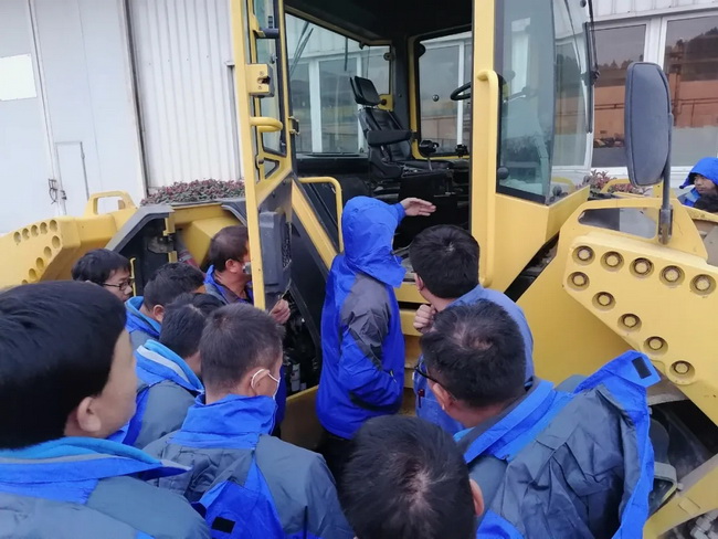 胜游官方网站道路机械培训班理论与实操相结合