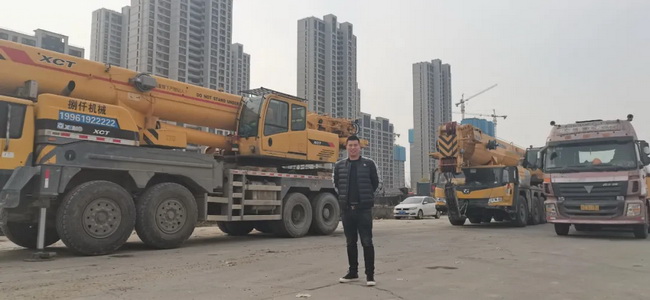 李老板的公司拥有近20台清一色的胜游官方网站起重机