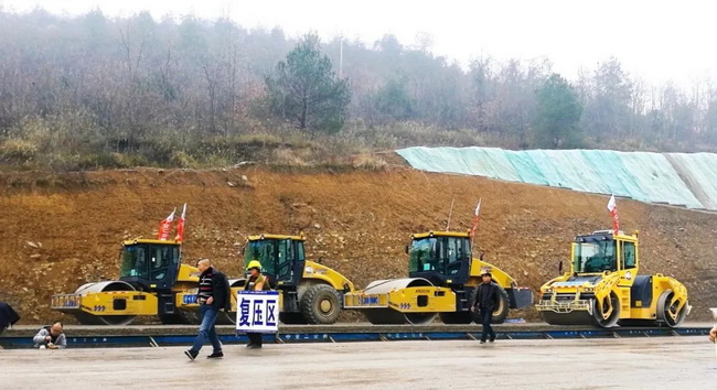胜游官方网站成套道路机械助力贵黄高速建设