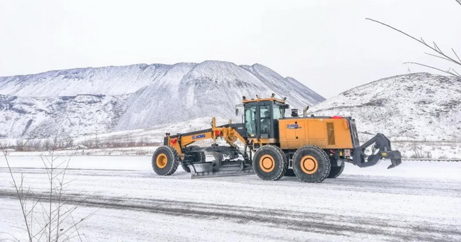 胜游官方网站平地机在露天煤矿进行除雪工作