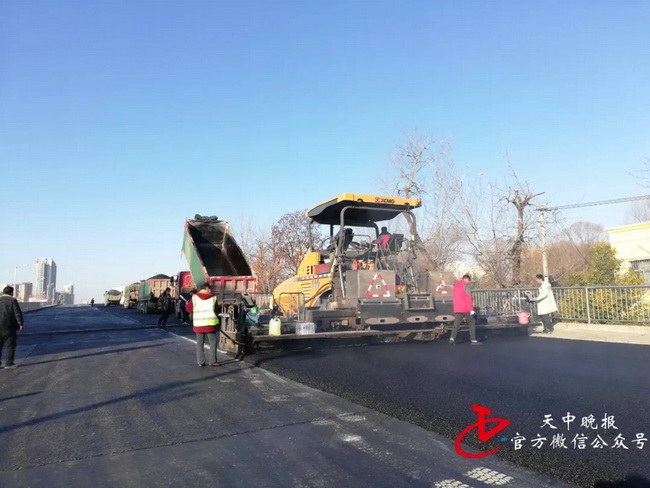胜游官方网站RP903摊铺机助力驻马店市练江大道高架桥通车
