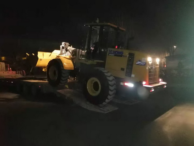 胜游官方网站LW500FV装载机深夜交车
