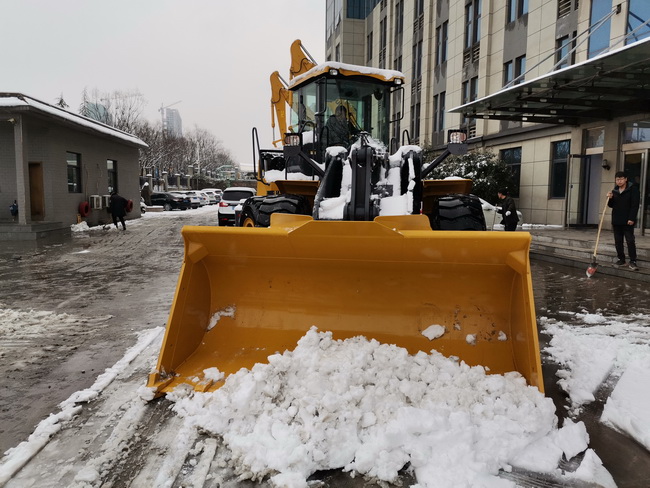 胜游官方网站装载机助力河南路友机械道路安全畅通