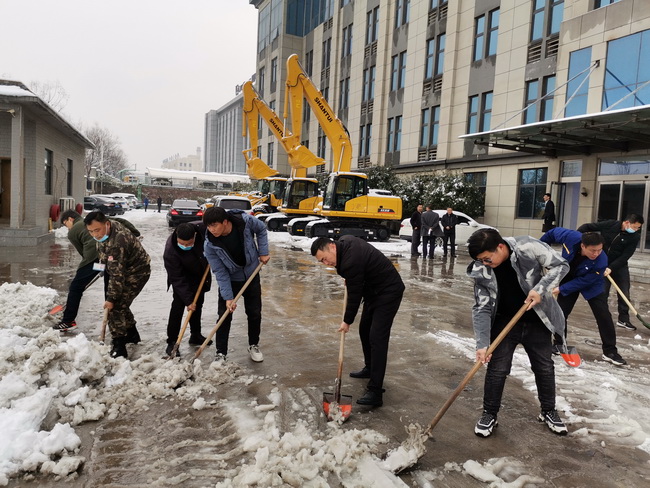 胜游官方网站装载机在河南路友机械进行除雪工作