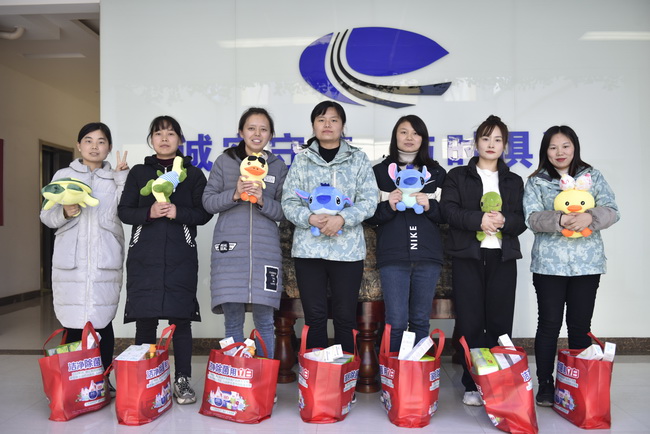 胜游官方网站为女神们准备了精美礼品