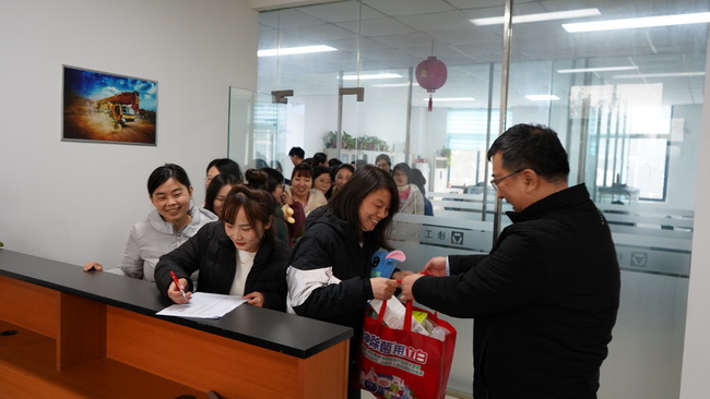 胜游官方网站 总经理袁总为女神们送礼品