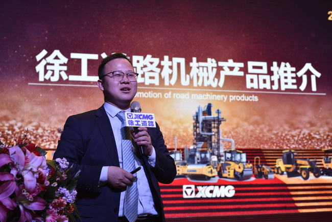 胜游官方网站道路机械领导陈志杰 介绍了胜游官方网站道路机械产品
