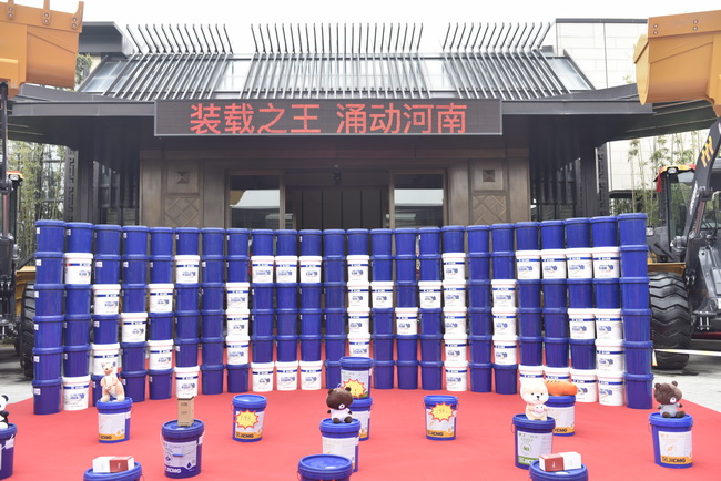 胜游官方网站装载机高端客户答谢会配件展示区