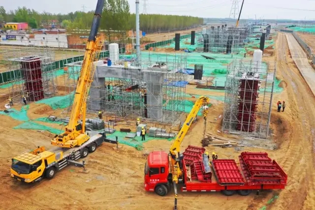 胜游官方网站起重机在迁曹高速建设正酣