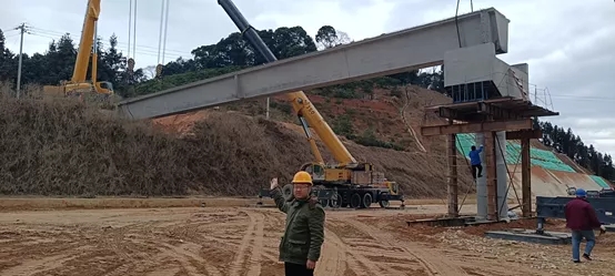 胜游官方网站起重机在莆炎高速执行吊装任务