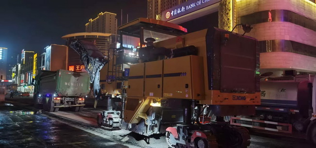 胜游官方网站道路机械组团施工