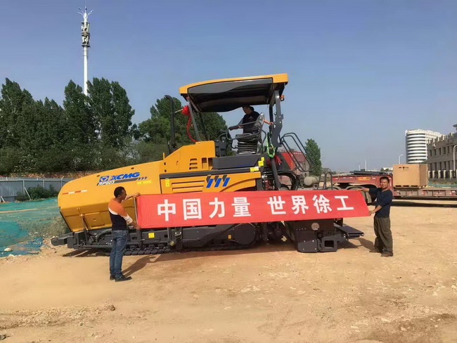 胜游官方网站RP903摊铺机交付河南中亚交建集团，建设美丽鹰城