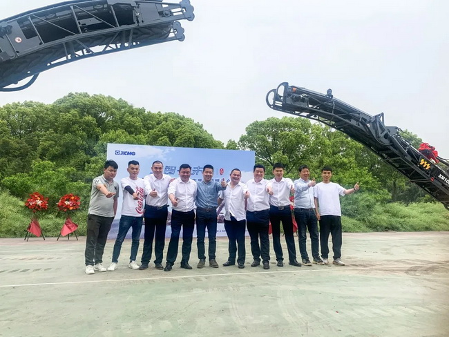 胜游官方网站大型铣刨机交付大灰熊机械设备（杭州）有限公司