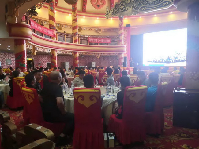 胜游官方网站装载机高端产品订货会南阳站活动现场