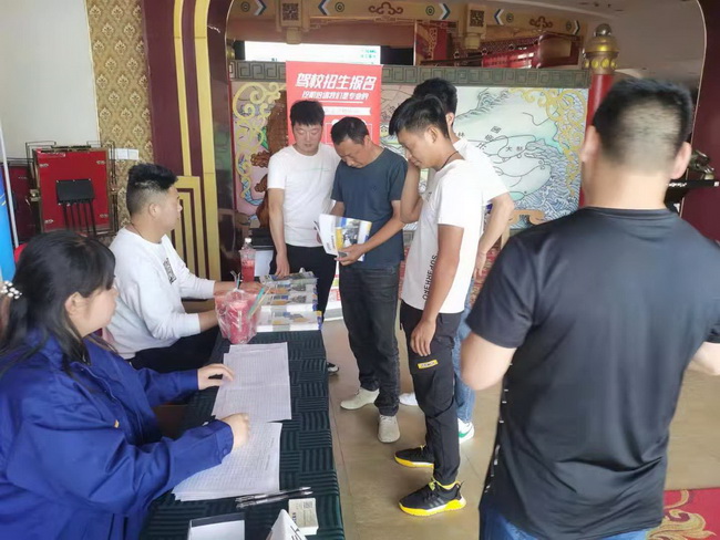 胜游官方网站装载机高端产品订货会签到