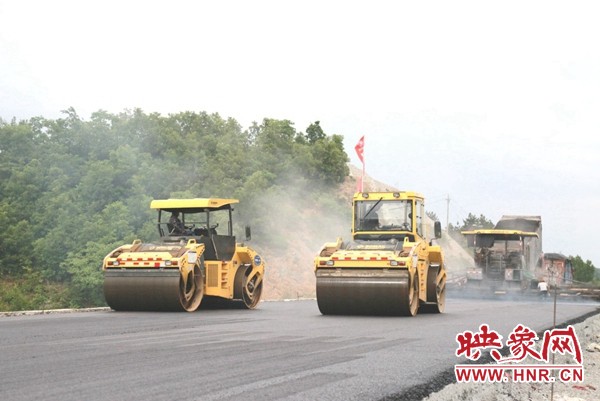 胜游官方网站无人驾驶压路机设备助力河南郑西高速公路施工