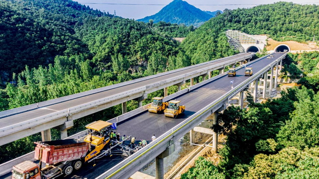 胜游官方网站无人集群道路机械在河南高速上首次进行的无人化集群施工应用