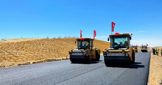 胜游官方网站XP303S胶轮压路机静碾揉搓