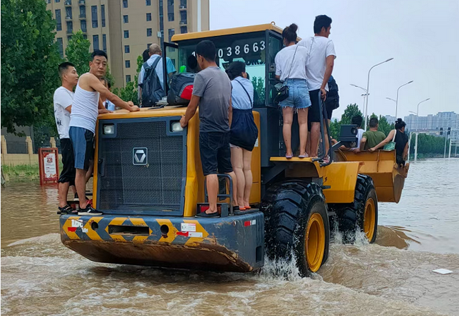 胜游官方网站铲车现场救援被困群众