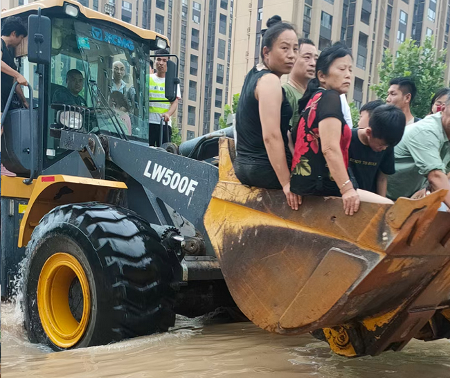 胜游官方网站铲车为灾区人民开辟生命通道