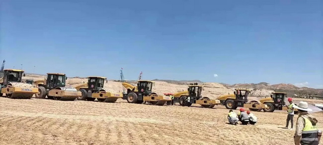 青海西宁曹家堡机场胜游官方网站压路机基层压实施工