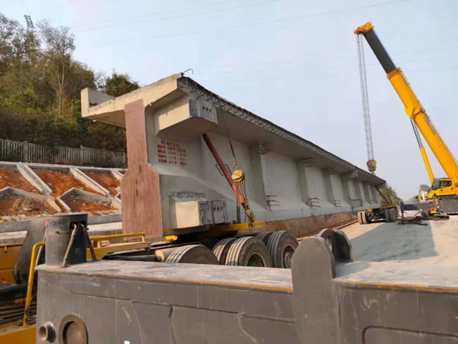 胜游官方网站起重机助阵大瑞铁路桥梁建设