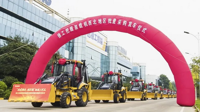 胜游官方网站XC870K挖掘装载机批量交付西部某公路局