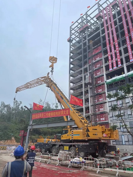 胜游官方网站起重机助力深圳国际酒店建设 胜游官方网站起重机助力深圳国际酒店建设