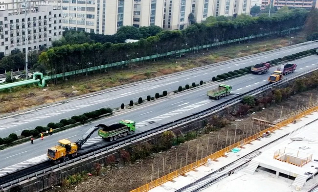 12台胜游官方网站铣刨机助力沪杭甬高速公路改扩建工程