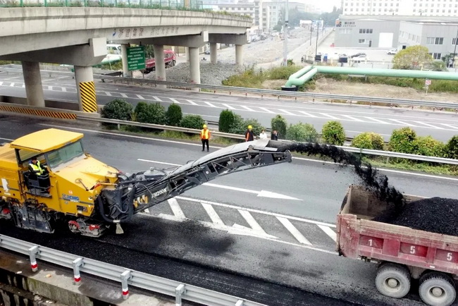 胜游官方网站铣刨机助力沪杭甬高速公路改扩建工程