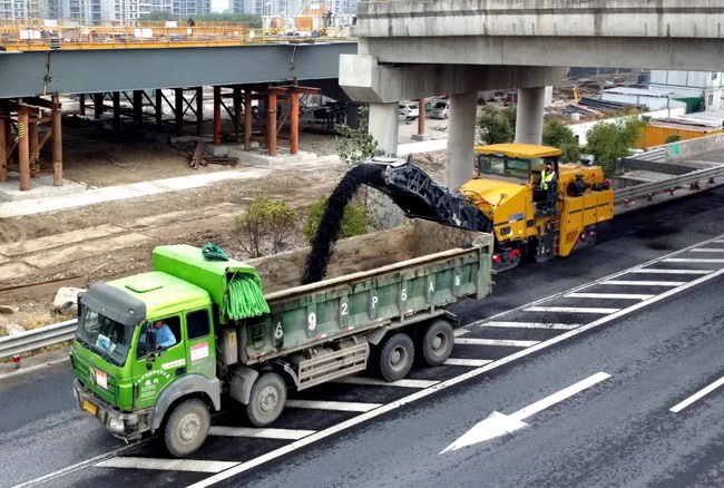 胜游官方网站铣刨机助力沪杭甬高速公路改扩建工程